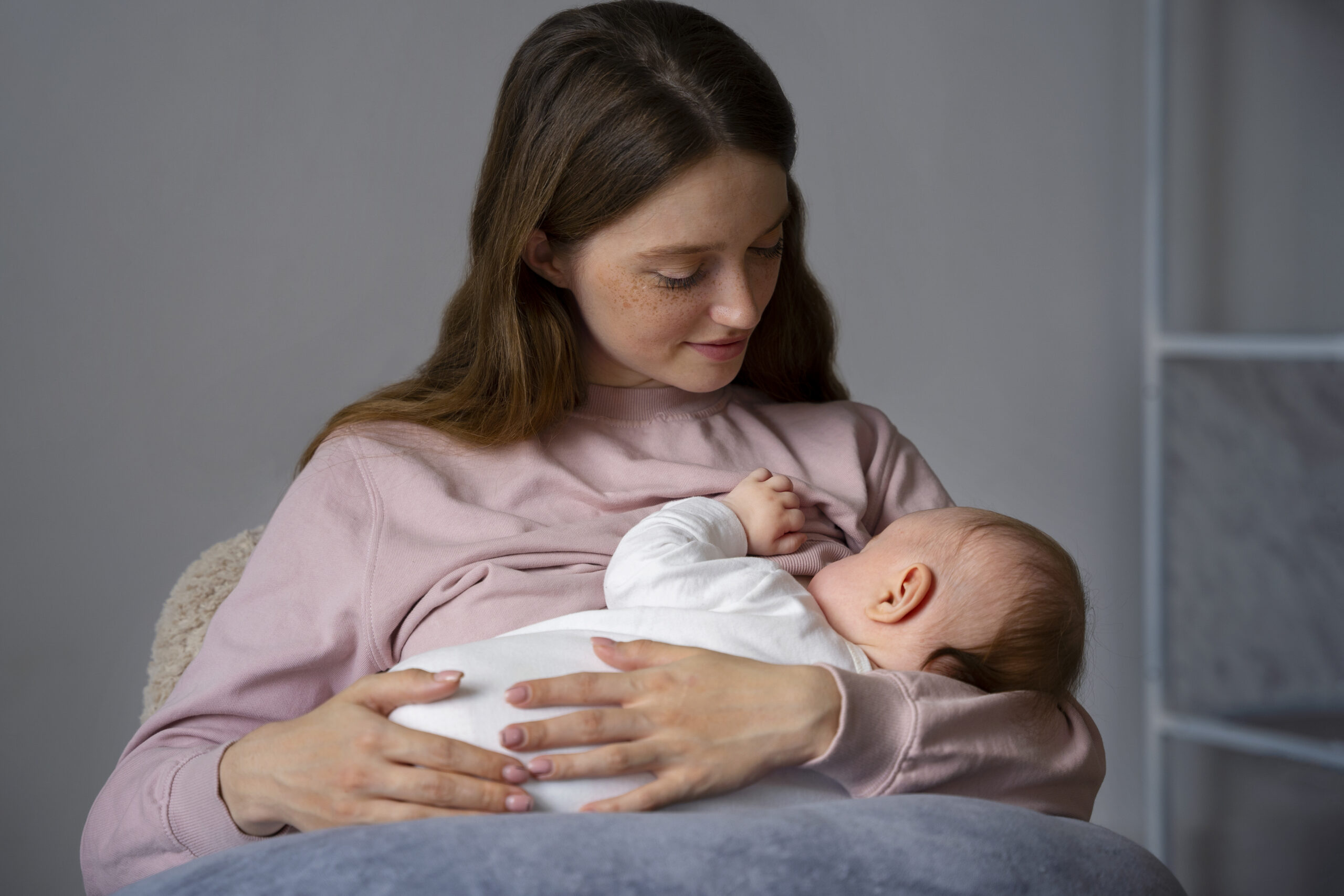 How to Feed a New born Baby: Tips for New Parents